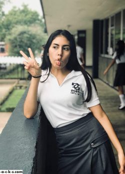 Se la follan en perrito cuando se descuida y le meten una gran verga 22