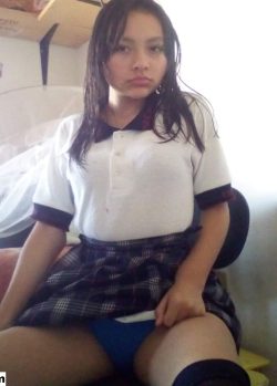 Parece una guitarra. Morena con buen culo 9