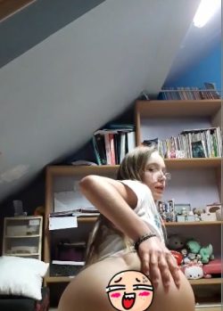 Viral.!! Putita de lentes se abre para meterse los dedos en video. 18