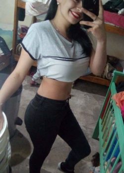 Flaca buenona adolecente se saca pack. 14