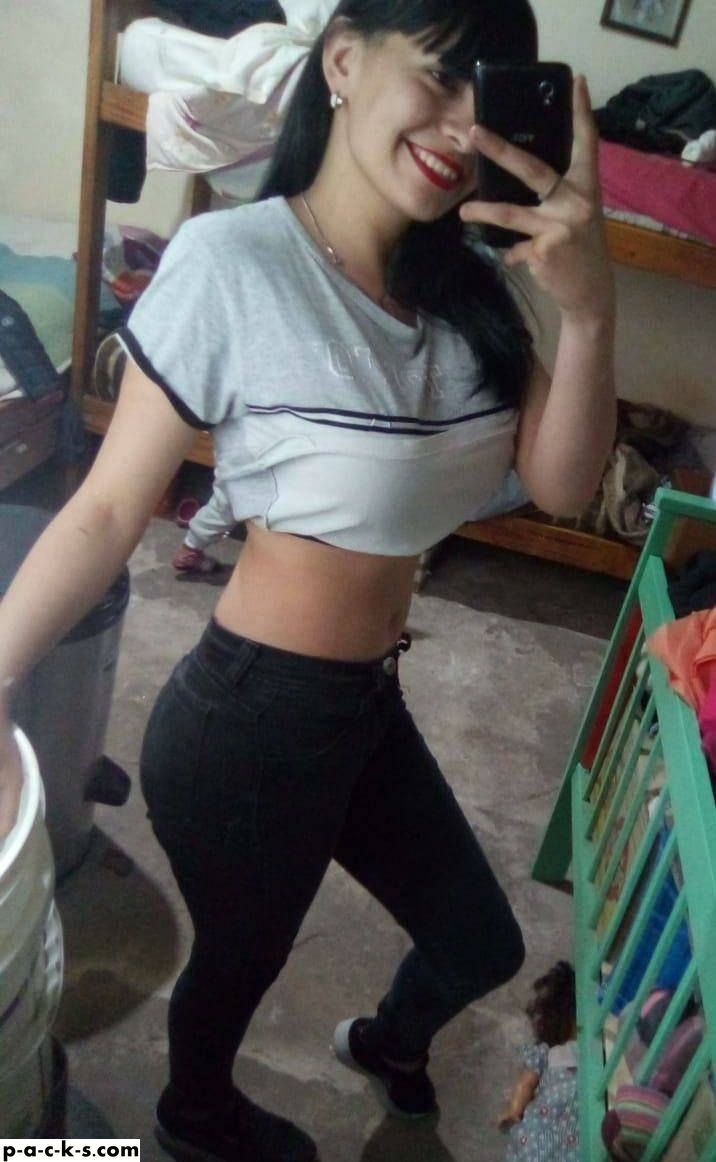 Flaca buenona adolecente se saca pack. 17