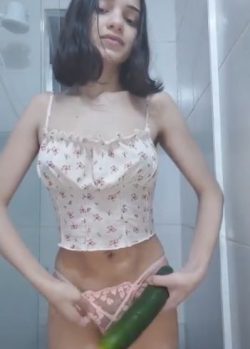 No se aguanta las ganas y se revienta con el pepino. 21