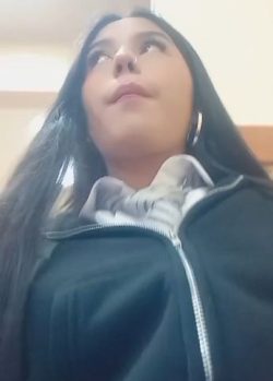 Putita se graba en el salon de clases frotandose la panocha. 6