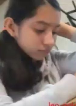 Graba a escndidas a su compañera mientras hacen el estudio. 10