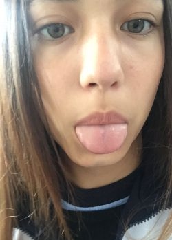 Colegiala le gusta mamar verga y termina en video. 12