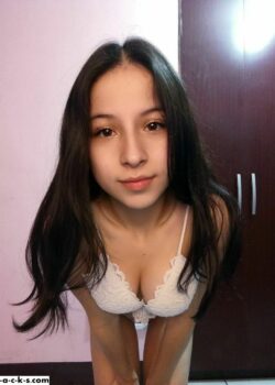 Dulce nenita aprende a tocarse la panocha. 19