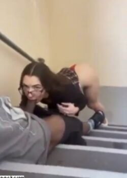 Universitaria le clava una buena mamada a su compañero en las escaleras. 21