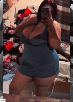 Gordita tetona comparte pack con nudes y videos. 22