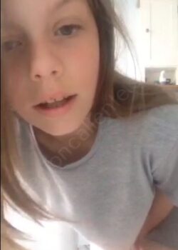 Morrita caliente se graba con su celular nuevo. 15