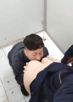 Esto pasa en los bañños del colegio cuando hay recreo. 22