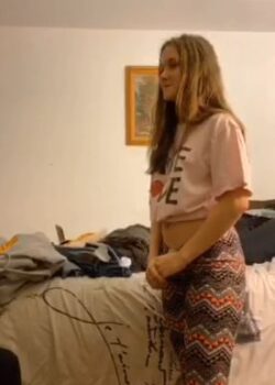 La morra pierde reto en la pijamada y le tocó abrirse de nalgas y meterse los dedos. 9