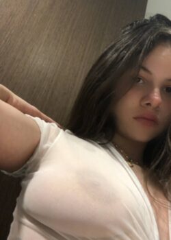 Hermosa adolecente que vende contenido xxx en redes sociales 23