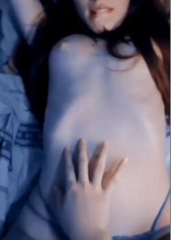 Par de amiguitas se ponen calientes y deciden experimentar 10