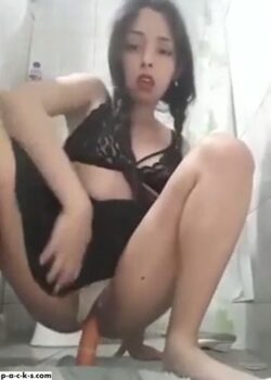 Linda colegiala llega de clases a meterse una zanahoria 9