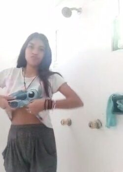 Tablita colegiala se graba en la ducha. 12