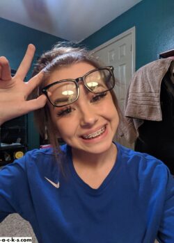 Colegiala de panocha perfecta y ella lo sabe. 8