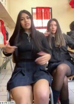 Colegiala cachona follando con su profesor 19