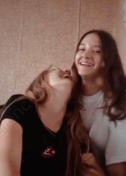 Amigas putinas se graban desnudas y metiéndose mano. 19