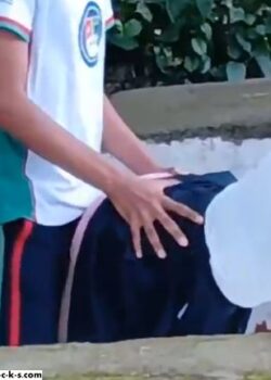 Graban a colegiala follada en el patio del colegio 19
