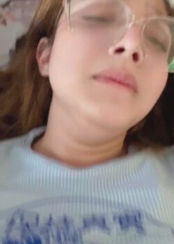 Gordibuena de lentes follada sin parar en video casero. 12