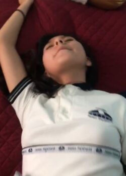 Bella colegiala gozando en motel 10