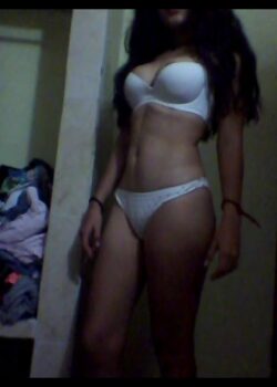 Pack de nudes + video masturbándose de una linda morrita 16