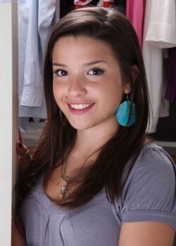 Quitandose la ropa en el closet 26