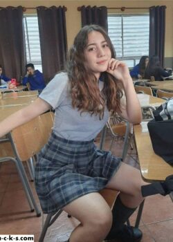 Hermosa colegiala masturbándose, video casero 15