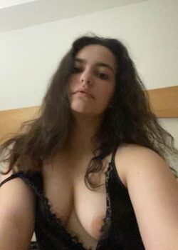 Mi prima Eli me pasa nudes calientes y terminamos cogiendo. 4