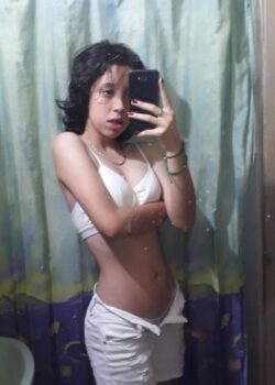 Pendejita rica pasa videos tocándose. 10