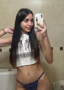 Flaquita culona se graba mostrando todo en su baño 21