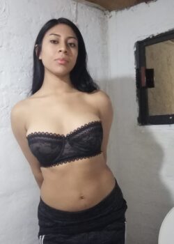 Hermosa pendeja se desnuda en videollamada con su novio 20