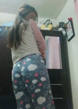 Putita colegiala se desnuda y pasa video toqueteándose. 15