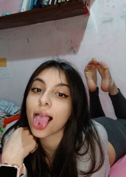 La mejor amiga de mi novia es una puta y me manda fotos 12