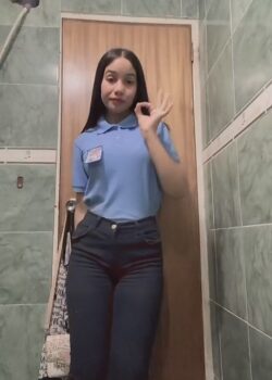 Le gusta que la follen en los baños del cole 2