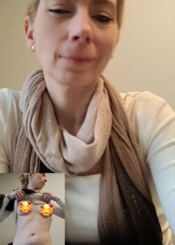 Mi profesora me pasa un buen video abriéndose el culo. 2