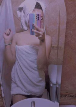 Morrita colegiala se filtra en el baño de su casa 21