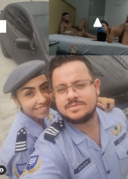 Grupo de policias uniformados teniendo un trio 12