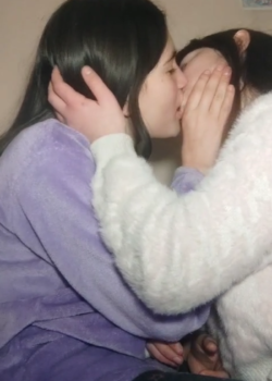 Morras lesbianas cogiendo en videos filtrados. 13