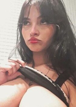 Hermosa joven y su ricas tetas 14