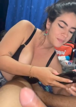 Novia de mi amigo chupandome la pija 13